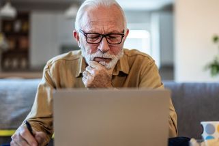 Nejvyšší důchod v Česku pro rok 2026 vyrazil lidem dech. Takový plat nemají ani špičkoví manažeři - Médium.cz